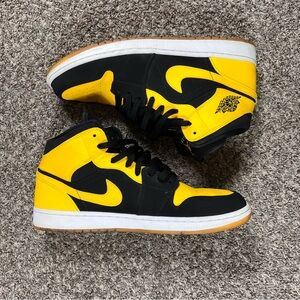 2017 Jordan 1 Mid “New Love”